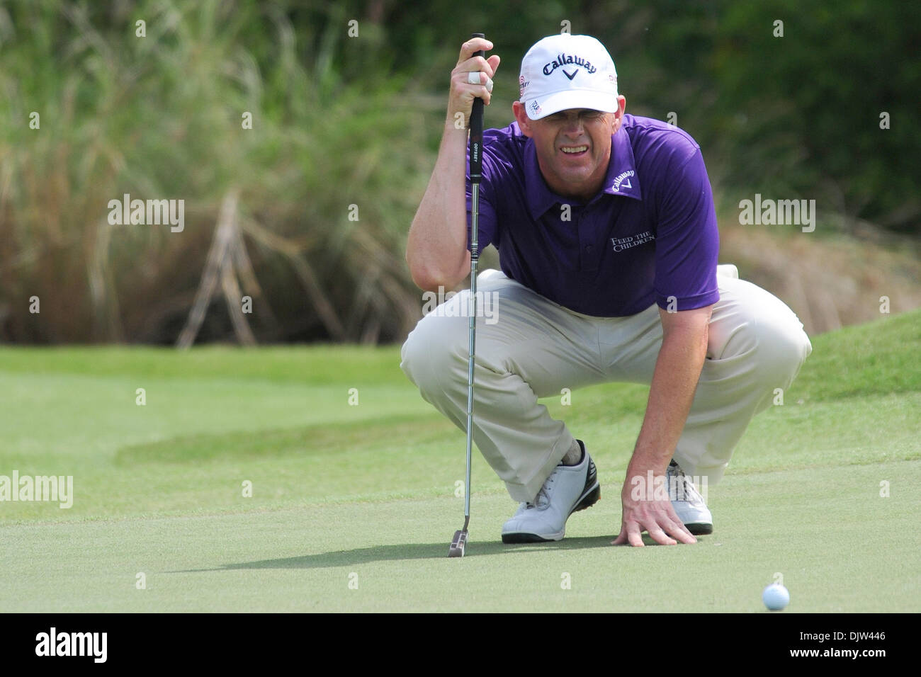 Lee Janzen reiht sich ein Putt in der ersten Runde von der Zurich Classic of New Orleans.  Das Turnier findet auf der TPC of Louisiana in Avondale, La. (Kredit-Bild: © Stacy Revere/Southcreek Global/ZUMApress.com) Stockfoto