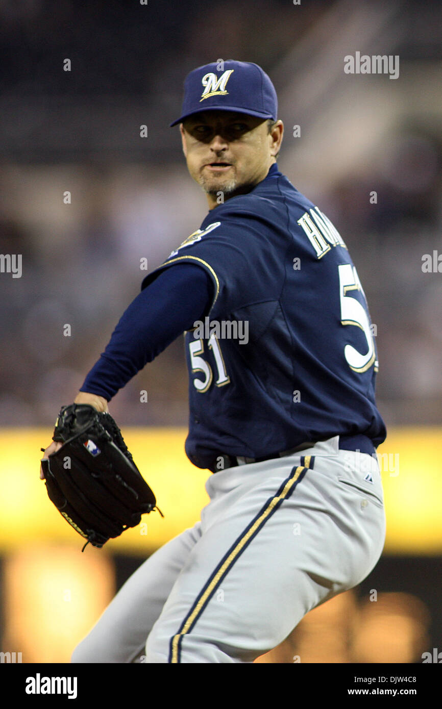 Milwaukee Brewers näher Trevor Hoffman nahm dem Hügel gegen seinen ehemaligen Team den San Diego Padres in Spiel 3 im Petco Park in San Diego, CA. Brewers gewann 2: 1 (Credit-Bild: © Nick Morris/Southcreek Global/ZUMApress.com) Stockfoto