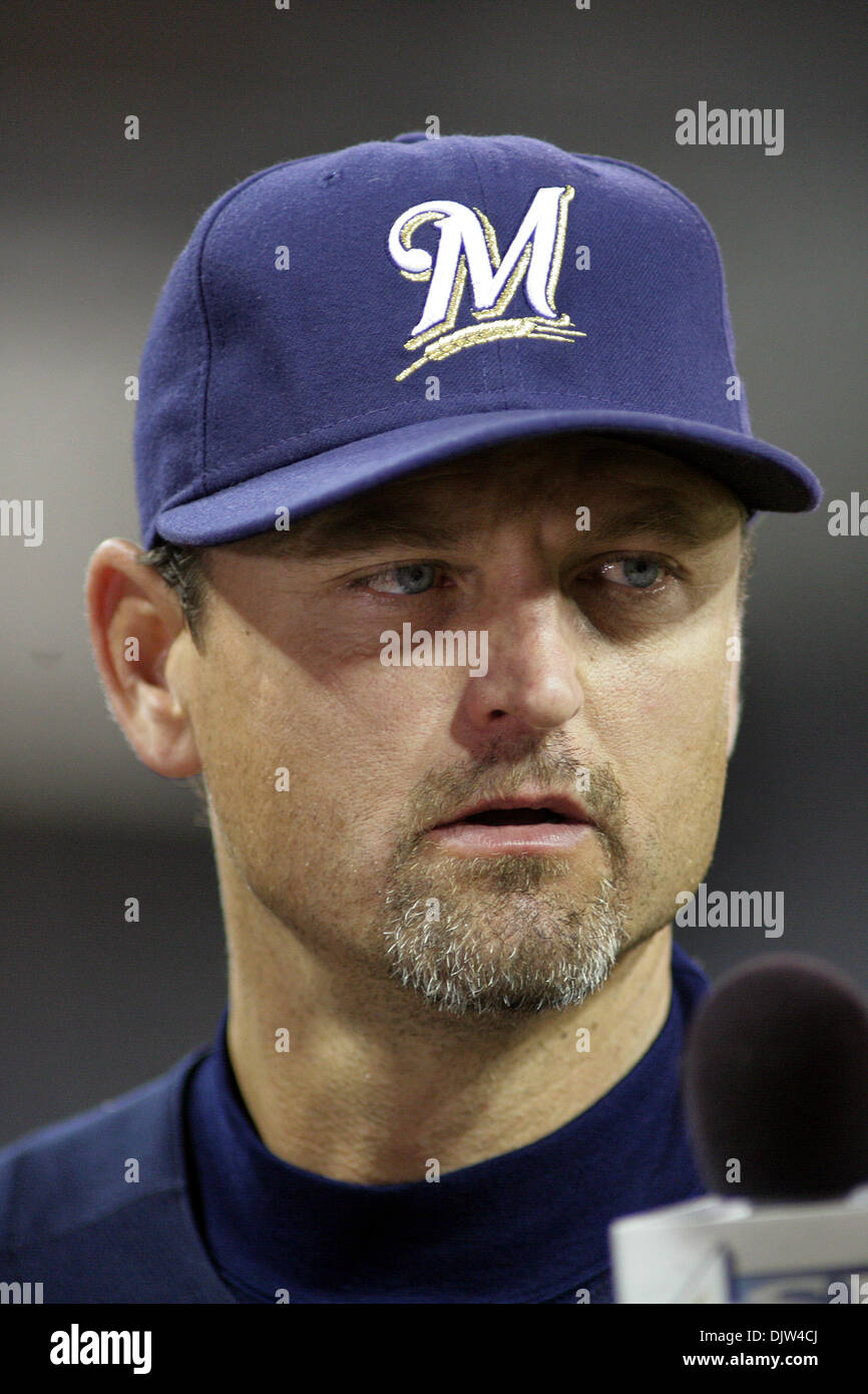 Milwaukee Brewers näher Trevor Hoffman nahm dem Hügel gegen seinen ehemaligen Team den San Diego Padres in Spiel 3 im Petco Park in San Diego, CA. Brewers gewann 2: 1 (Credit-Bild: © Nick Morris/Southcreek Global/ZUMApress.com) Stockfoto