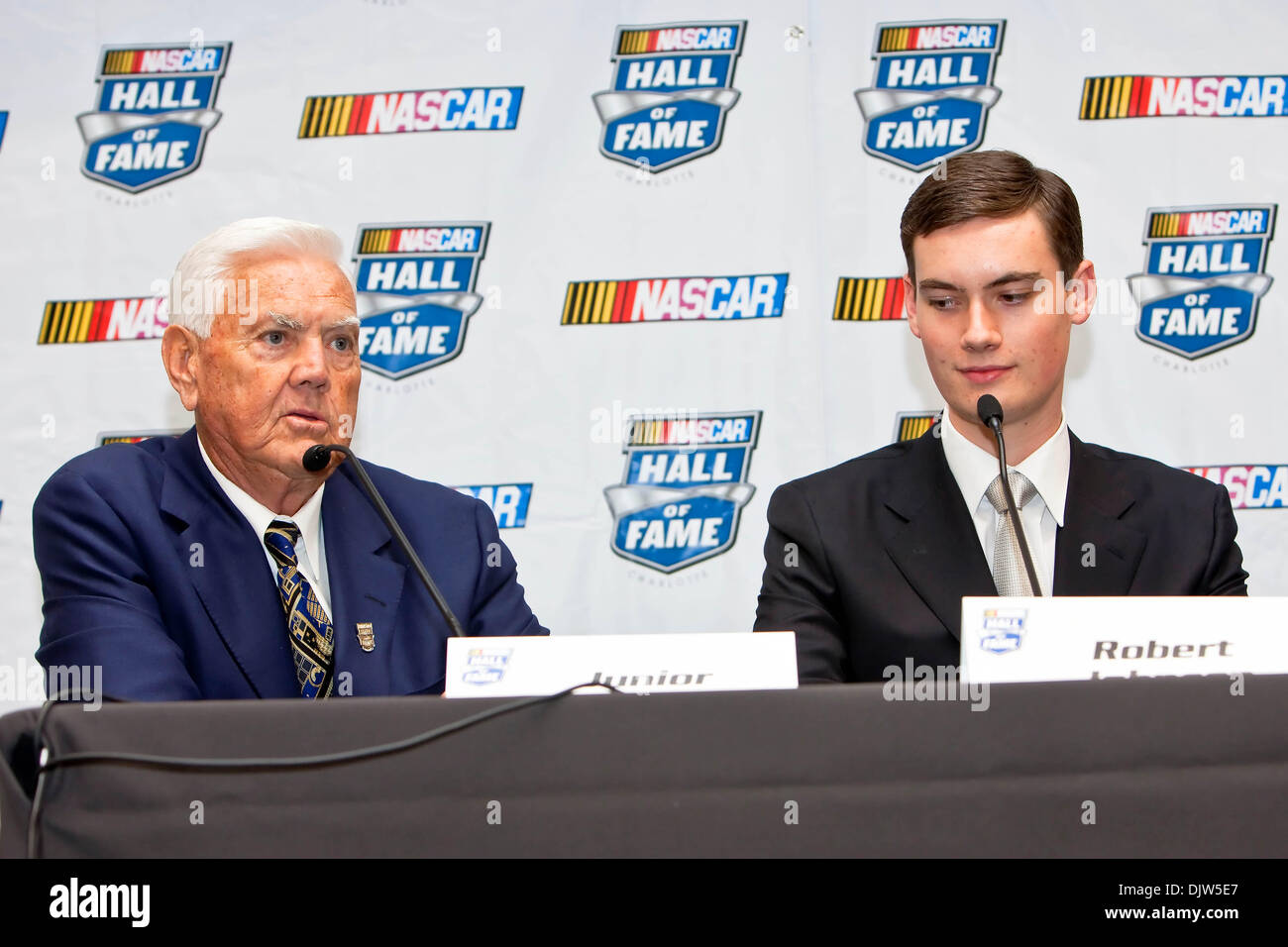 Junior Johnson (L) und sein Sohn, Robert Johnson (R), sprechen in den Medienzimmer während der konstituierenden NASCAR Hall Of Fame Induction auf die neue Hall Of Fame Gebäude in Charlotte, North Carolina. (Kredit-Bild: © Leon Switzer/Southcreek Global/ZUMApress.com) Stockfoto