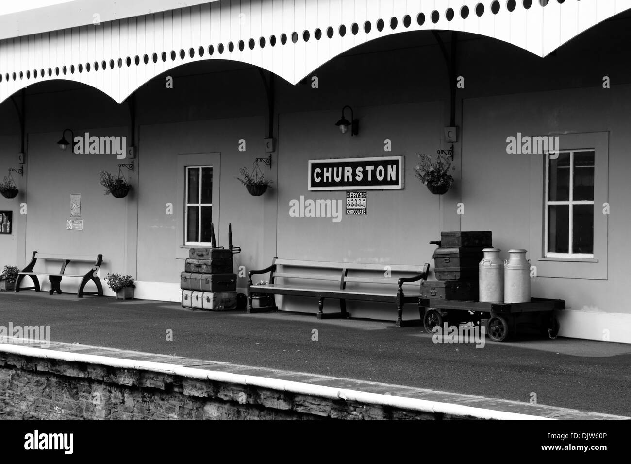 Schwarz & weiß der Plattform 2 Churston Bahnhof in Devon, England. Stockfoto