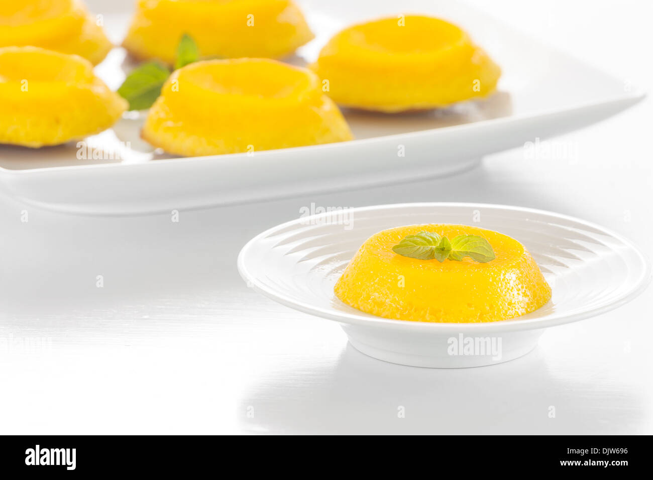 Quindim ist eine brasilianische Kokosnuss-Flan Dessert mit Eigelb und Kokosnuss. Stockfoto