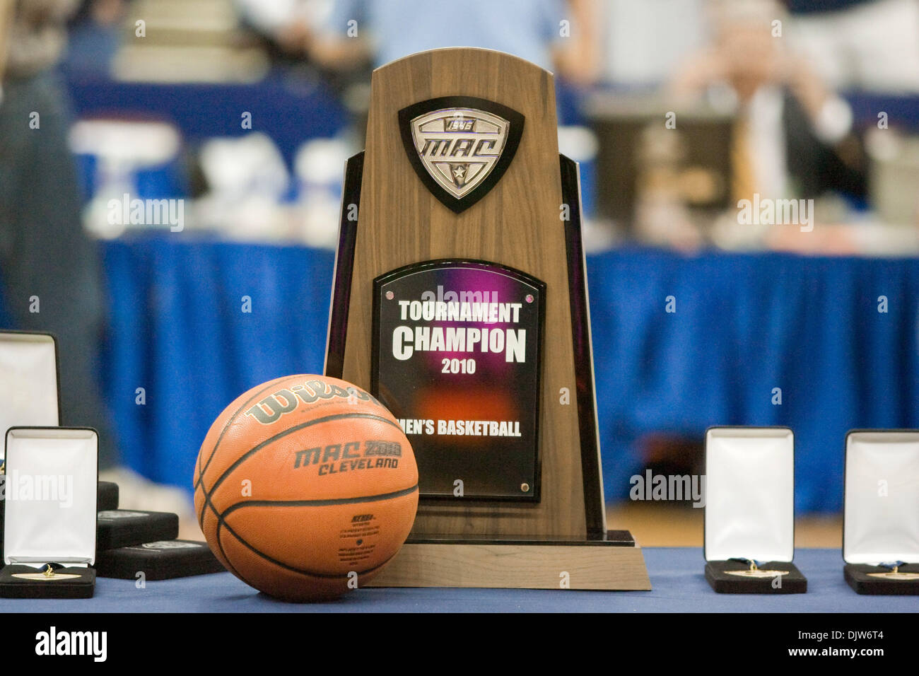 13. März 2010: Trophäen sollen die Ohio Bobcats vorgelegt werden, nachdem sie die Akron Zips in der Overtime 81-75 besiegte bis 2010 erste Energie MAC Herren Basketballturnier zu gewinnen... Obligatorische Credit: Frank Jansky / Southcreek Global (Kredit-Bild: © Frank Jansky/Southcreek Global/ZUMApress.com) Stockfoto