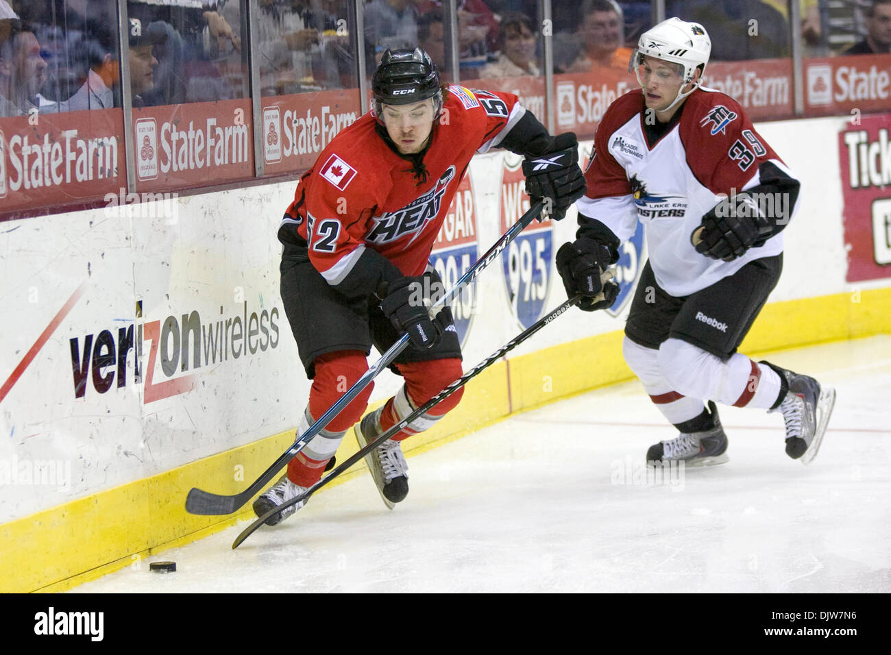 10. April 2010: Abbotsford Heat center Mitch Wahl (52) mit dem Puck gegen Lake Erie Monsters Center Mark Olver (39) in der zweiten Periode des American Hockey League-Spiels zwischen die Abbotsford Heat und den Lake Erie Monsters in Quicken Loans Arena in Cleveland, Ohio spielte.  Die Hitze besiegt die Monster in einem Shootout 4-3..Mandatory Credit: Frank Jansky / Southcreek Global () Stockfoto