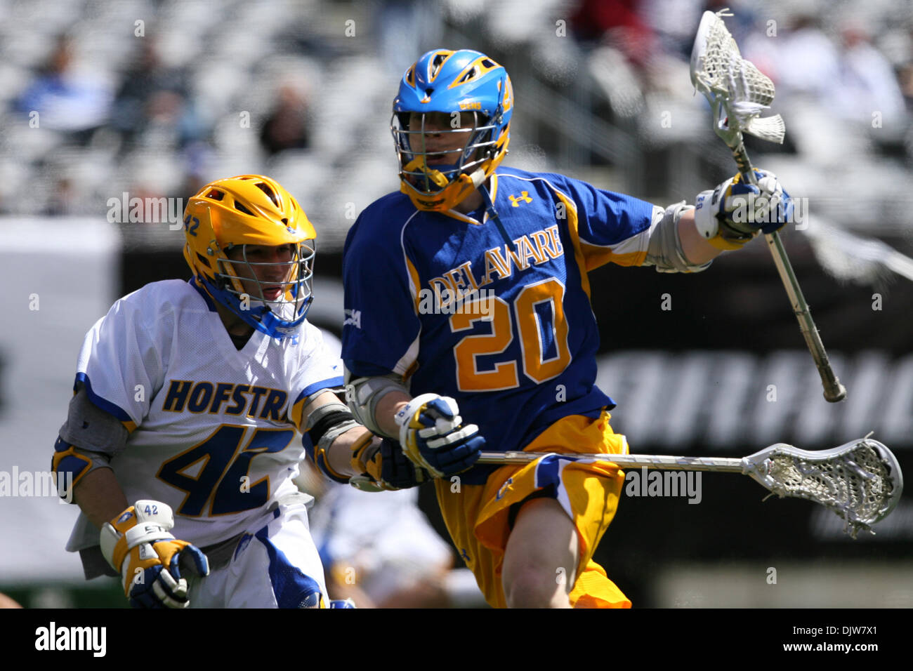 10. April 2010 - East Rutherford, New Jersey, USA - 10. April 2010: Deleware Mittelfeldspieler Carter Bloor (20) greift das Netz gegen Hofstra Mittelfeldspieler John Antoniades (42) während des Spiels Big City Classic im New Meadowlands Stadium in East Rutherford, New Jersey statt. Die Hofstra Pride besiegte die Delaware blau Hennen 12-11..Mandatory Credit: Alan Maglaque / Southcreek Global (Kredit-ich Stockfoto