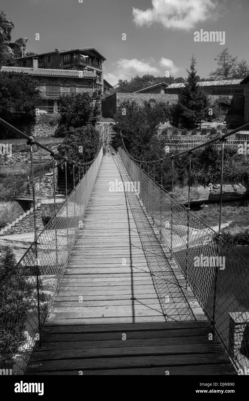 Rupit alte Hängebrücke auf schwarz / weiß Stockfoto