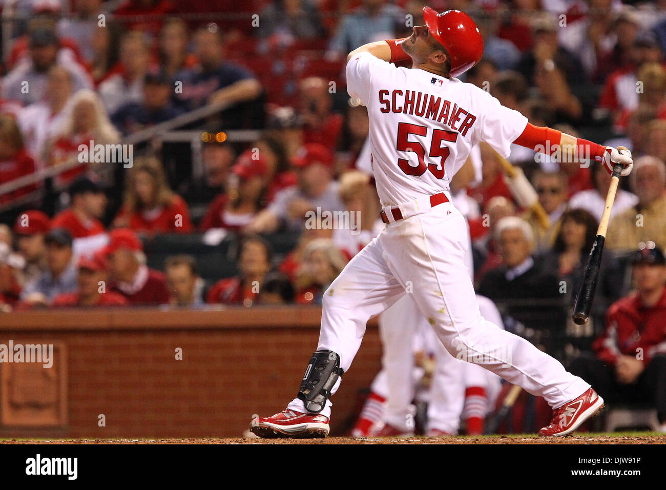 St. Louis Cardinals zweiter Basisspieler Skip Schumaker (55) beobachtet, wie er eine Pop-Fliege während trifft die vierte Inning gegen die Washington Nationals im Busch Stadium in St. Louis, Missouri. (Kredit-Bild: © David Welker/Southcreek Global/ZUMApress.com) Stockfoto