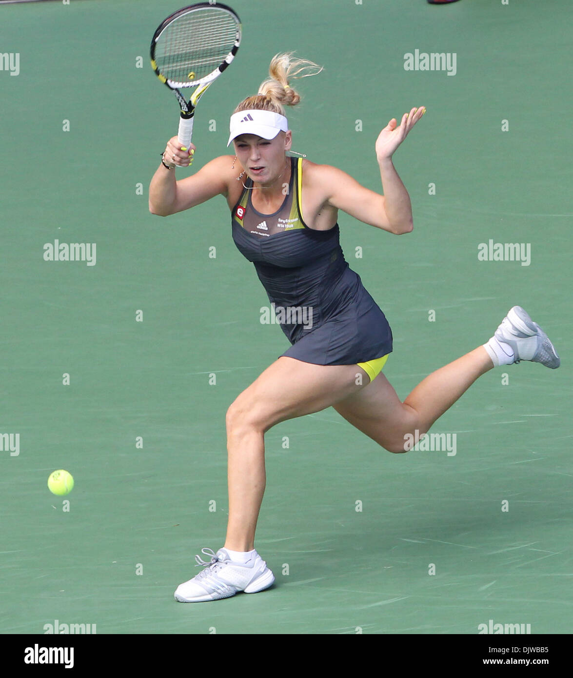 2. Oktober 2010 kehrt - Tokyo, Japan - CAROLINE WOZNIACKI aus Dänemark einen Schuss gegen Elena Dementieva Russlands im Endspiel bei den Pan Pacific Open Tennis-Turnier in Ariake Kolosseum in Tokio, Japan. (Kredit-Bild: © Junko Kimura/Jana/ZUMApress.com) Stockfoto