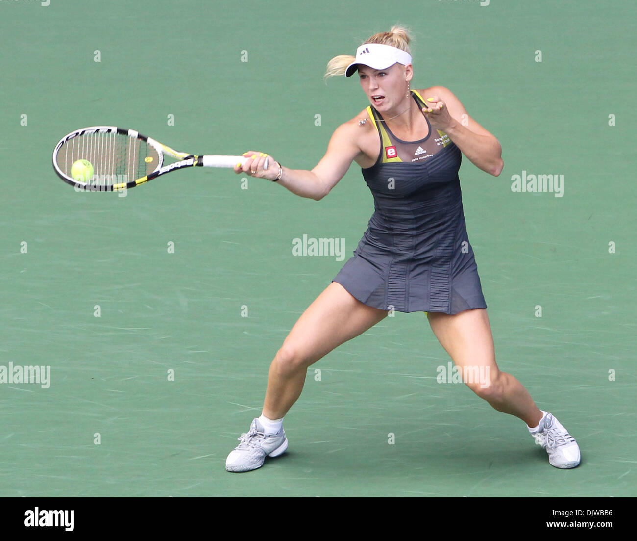 2. Oktober 2010 kehrt - Tokyo, Japan - CAROLINE WOZNIACKI aus Dänemark einen Schuss gegen Elena Dementieva Russlands im Endspiel bei den Pan Pacific Open Tennis-Turnier in Ariake Kolosseum in Tokio, Japan. (Kredit-Bild: © Junko Kimura/Jana/ZUMApress.com) Stockfoto