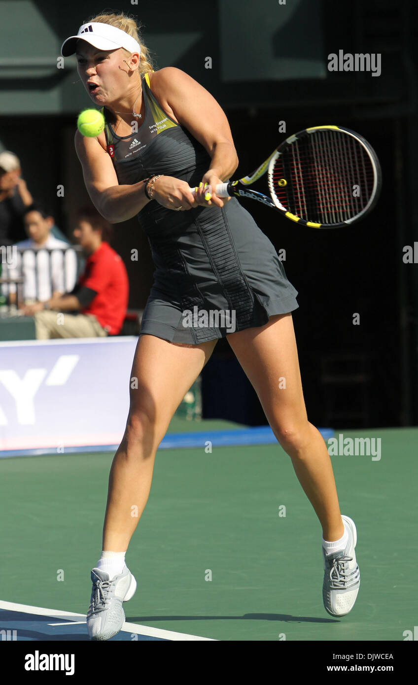 2. Oktober 2010 kehrt - Tokyo, Japan - CAROLINE WOZNIACKI aus Dänemark einen Schuss gegen Elena Dementieva Russlands im Endspiel bei den Pan Pacific Open Tennis-Turnier in Ariake Kolosseum in Tokio, Japan. (Kredit-Bild: © Junko Kimura/Jana/ZUMApress.com) Stockfoto