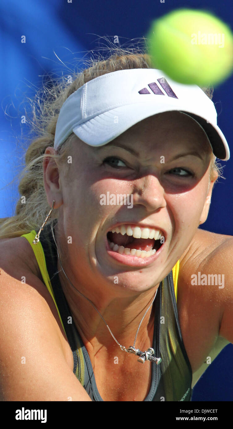 2. Oktober 2010 kehrt - Tokyo, Japan - CAROLINE WOZNIACKI aus Dänemark einen Schuss gegen Elena Dementieva Russlands im Endspiel bei den Pan Pacific Open Tennis-Turnier in Ariake Kolosseum in Tokio, Japan. (Kredit-Bild: © Junko Kimura/Jana/ZUMApress.com) Stockfoto