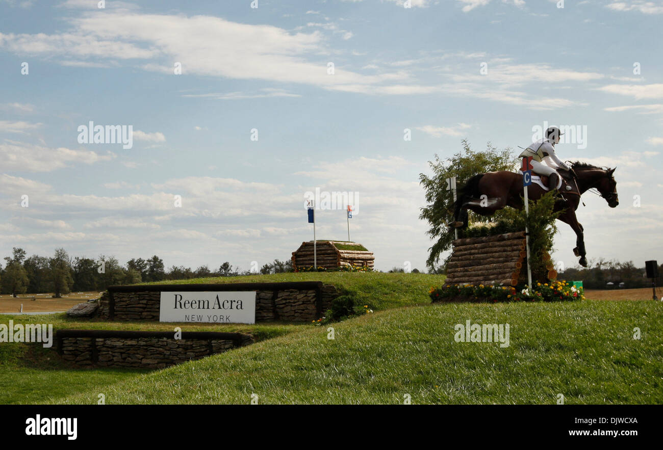 2. Oktober 2010 - Lexington, Ky, USA - Deutschland Michael Jung auf La Biosthetique-Sam FBW deaktiviert den zweiten Zaun springen 13 im cross Country Wettbewerb während des dritten Tages der Vielseitigkeits-Meisterschaft in Rolex-Stadion während der Alltech FEI World Equestrian im Kentucky Horse Park in Lexington, Kentucky auf Samstag, 2. Oktober 2010.  Foto von Pablo Alcala | Personal (Kredit-Bild: © Lexing Stockfoto