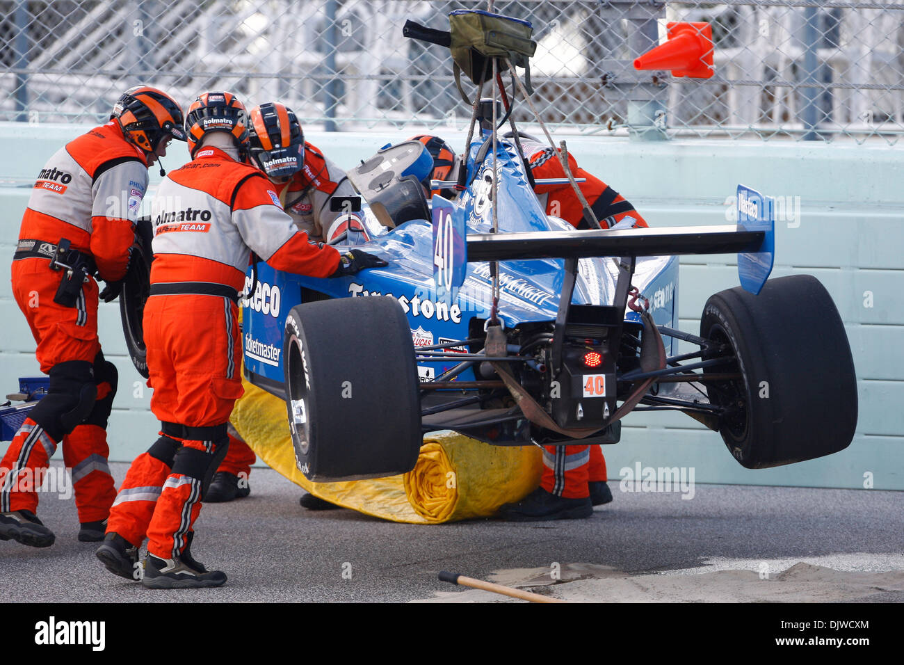 2. Oktober 2010 - Homestead, Florida, Vereinigte Staaten von Amerika - DAN CLARKE traf die Mauer, die aus der Kurve vier während der Fuzzy Indy Lights 100 auf dem Homestead-Miami Speedway, Homestead, Florida... Ben Hicks / Southcreek Global (Kredit-Bild: © Ben Hicks/Southcreek Global/ZUMApress.com) Stockfoto