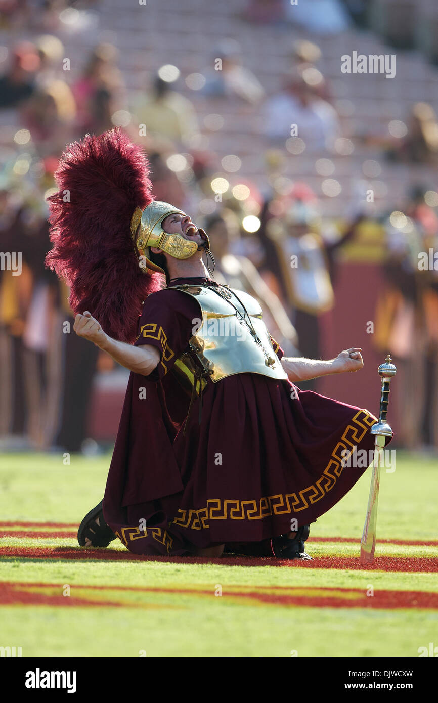 2. Oktober 2010 führt der Geist von Troja vor dem Spiel Unterhaltung, vor dem Start des Spiels Pac-10-Konferenz zwischen der Washington Huskies und die USC Trojans an der Los Angeles Memorial Coliseum - Los Angeles, California, Vereinigte Staaten von Amerika - das USC Trojan. (Kredit-Bild: © Tony Leon/Southcreek Global/ZUMApress.com) Stockfoto