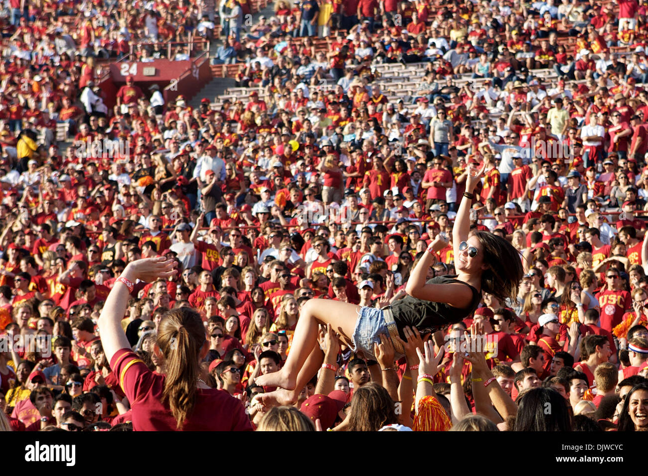 2. Oktober 2010 - Los Angeles, California, Vereinigte Staaten von Amerika - USC Fans feiern die Trojaner, die ersten Punkte des Spiels, während eine Pac-10 zwischen der Washington Huskies und die USC Trojans, an der Los Angeles Memorial Coliseum zusammenpassen.  Die Huskies würden 32-31 auf ein Spiel endet Fieldgoal durchsetzen. (Kredit-Bild: © Tony Leon/Southcreek Global/ZUMApress.com) Stockfoto