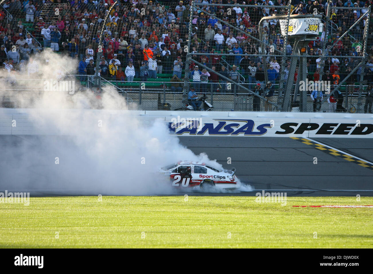 2. Oktober 2010 - Kansas City, Kansas, tut Vereinigte Staaten von Amerika - Joey Logano einen Burnout nach dem Gewinn der NASCAR Nationwide Kansas Lottery 300 aus Kansas Speedway. (Kredit-Bild: © Tyson Hofsommer/Southcreek Global/ZUMApress.com) Stockfoto