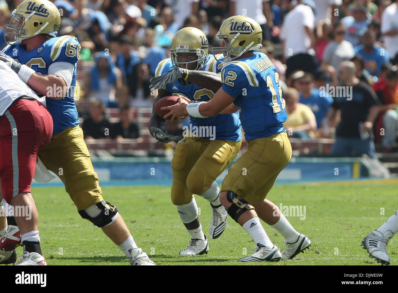 2. Oktober 2010 - Pasadena, California, Vereinigte Staaten von Amerika - UCLA Bruins quarterback Richard Brehaut #12 (R) Hände weg von den Ball zum UCLA Bruins Runningback Derrick Coleman #33 (L) während der UCLA Vs Washington State Spiel in der Rose Bowl. Die UCLA Bruins fuhr fort, um die Washington State Cougars mit einem Endstand von 42-28 zu besiegen. (Kredit-Bild: © Brandon Parry/Southcreek Global/Z Stockfoto