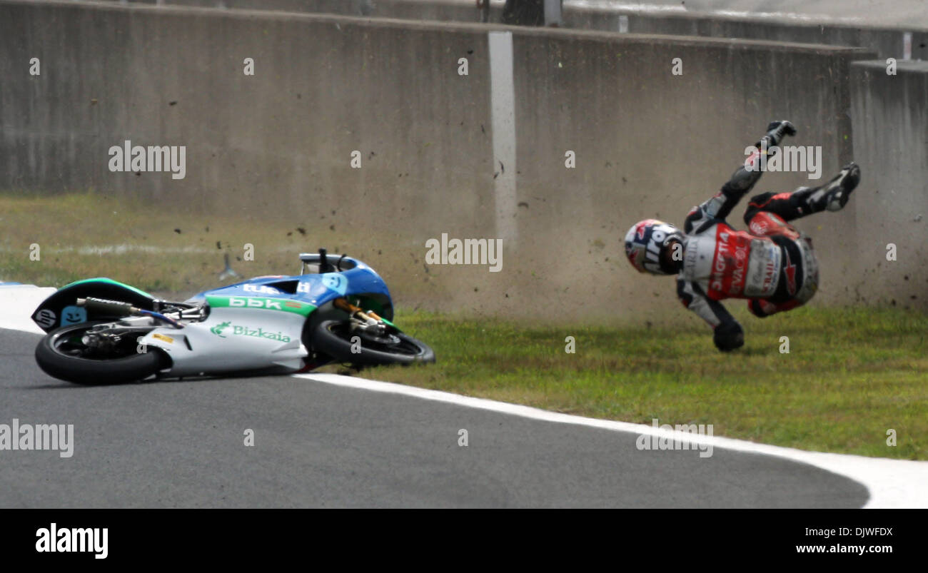 3. Oktober 2010 - Motegi, fällt Tochigi, Japan - JONAS FOLGER des deutschen sein Motorrad während der 125ccm Rennen der MotoGP World Championship Grand Prix von Japan auf dem Twin Ring Motegi auf 3. Oktober 2010 in Motegi. (Kredit-Bild: © Koichi Kamoshida/Jana/ZUMApress.com) Stockfoto