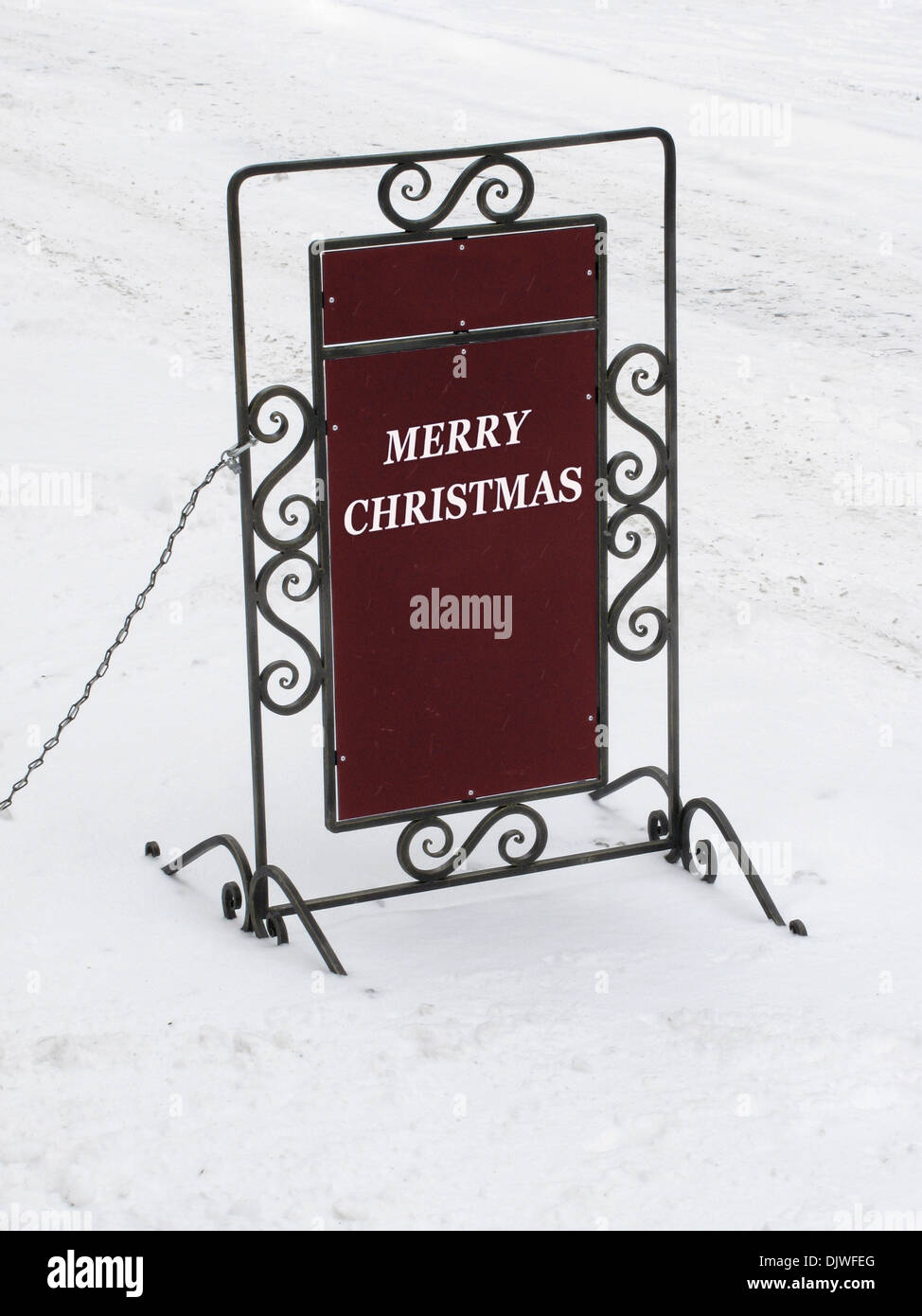 Werbung Board mit Frohe Weihnachten Gratulation stehen im Schnee Stockfoto