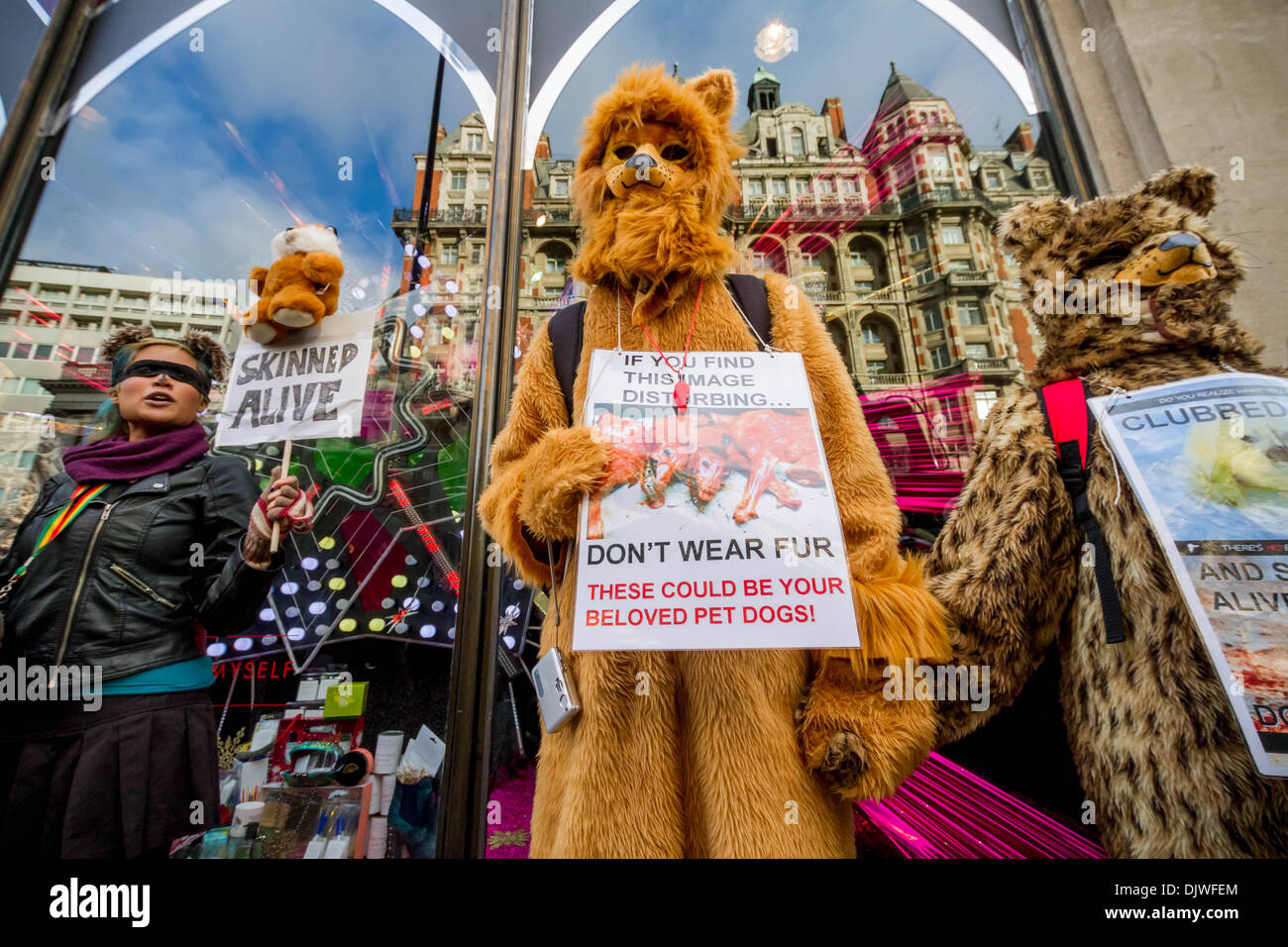 Anti-Pelz Protest außerhalb Harvey Nichols Department Store in London Stockfoto