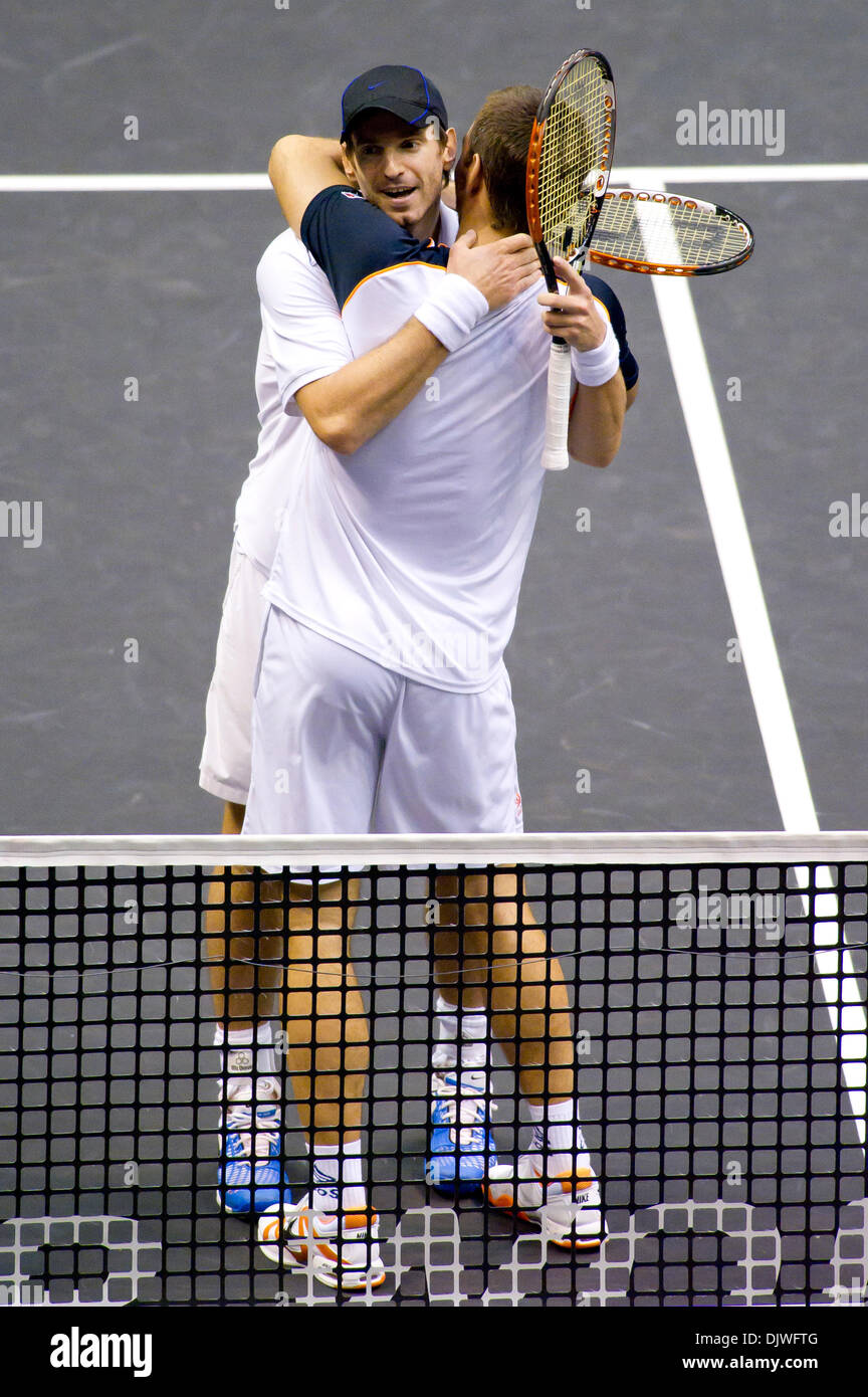 3. Oktober 2010 - Bangkok, Thailand - VIKTOR TROICKI Serbiens und CHRISTOPHER KAS Deutschlands feiern ihren Sieg nach siegreichen Endspiel gegen Jonathan Erlich Israels und Jürgen Melzer Österreichs am Tag Neunter des ATP Thailand Open Tennisturniers 2010 match bei Impact Arena. (Kredit-Bild: © Natthawat Wongrat/ZUMApress.com) Stockfoto