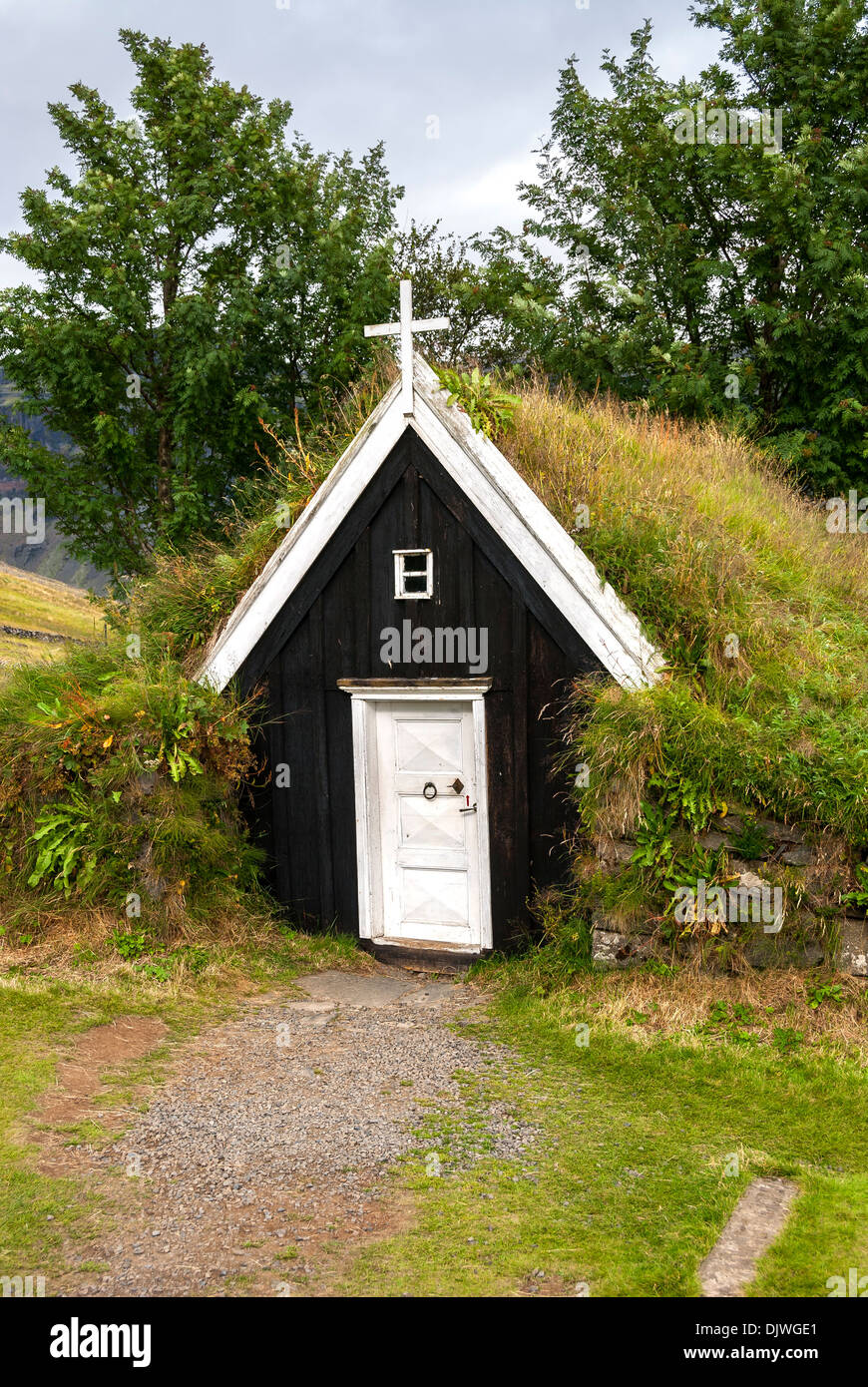 kleine Kirche mit einem Dach bedeckt mit Grass in Island Stockfoto