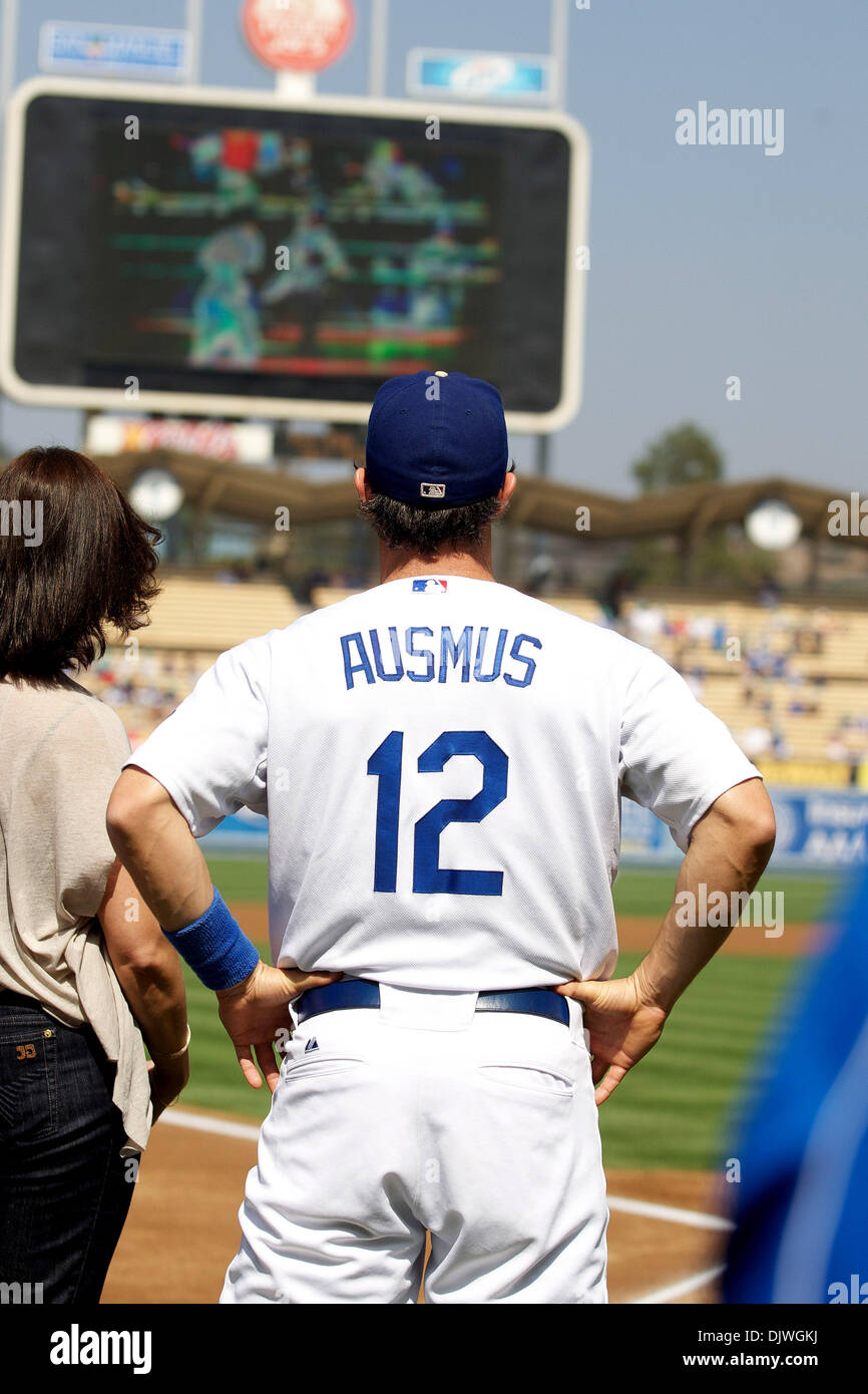 3. Oktober 2010 Uhren - Los Angeles, California, Vereinigte Staaten von Amerika - Los Angeles Dodgers Catcher Brad Ausmus (12) eine Video bestehend aus Nachrichten von ehemaligen Mannschaftskameraden, Freunde und Familie.  Das wäre Ausmuss Endspiel als Spieler, er geht in den Ruhestand nach 18 Staffeln, einer Karriere, die 1938 Spiele gefangen. (Kredit-Bild: © Tony Leon/Southcreek Global/ZUMApress.com) Stockfoto