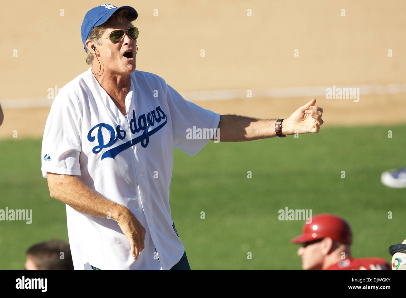 3. Oktober 2010 - erhält Los Angeles, California, Vereinigte Staaten von Amerika - Schauspieler, Sänger David Hasselhoff die Masse aufgepumpt in der Mitte des acht Inning, Mitsingen zu reisen Song, '' Don't Stop Believin'' die Hymne im Dodger Stadium in den letzten Jahren geworden ist. (Kredit-Bild: © Tony Leon/Southcreek Global/ZUMApress.com) Stockfoto 3. Oktober 2010 - erhält Los Angeles, California, Vereinigte Staaten von Amerika - Schauspieler, Sänger David Hasselhoff die Masse aufgepumpt in der Mitte des acht Inning, Mitsingen zu reisen Song, '' Don't Stop Believin'' die Hymne im Dodger Stadium in den letzten Jahren geworden ist. (Kredit-Bild: © Tony Leon/Southcreek Global/ZUMApress.com) Stockfoto
