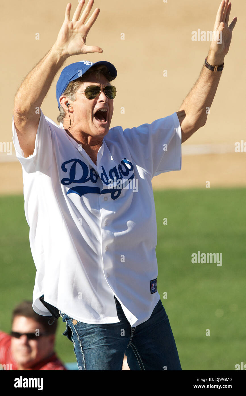 3. Oktober 2010 - erhält Los Angeles, California, Vereinigte Staaten von Amerika - Schauspieler, Sänger David Hasselhoff die Masse aufgepumpt in der Mitte des acht Inning, Mitsingen zu reisen Song, '' Don't Stop Believin'' die Hymne im Dodger Stadium in den letzten Jahren geworden ist. (Kredit-Bild: © Tony Leon/Southcreek Global/ZUMApress.com) Stockfoto 3. Oktober 2010 - erhält Los Angeles, California, Vereinigte Staaten von Amerika - Schauspieler, Sänger David Hasselhoff die Masse aufgepumpt in der Mitte des acht Inning, Mitsingen zu reisen Song, '' Don't Stop Believin'' die Hymne im Dodger Stadium in den letzten Jahren geworden ist. (Kredit-Bild: © Tony Leon/Southcreek Global/ZUMApress.com) Stockfoto