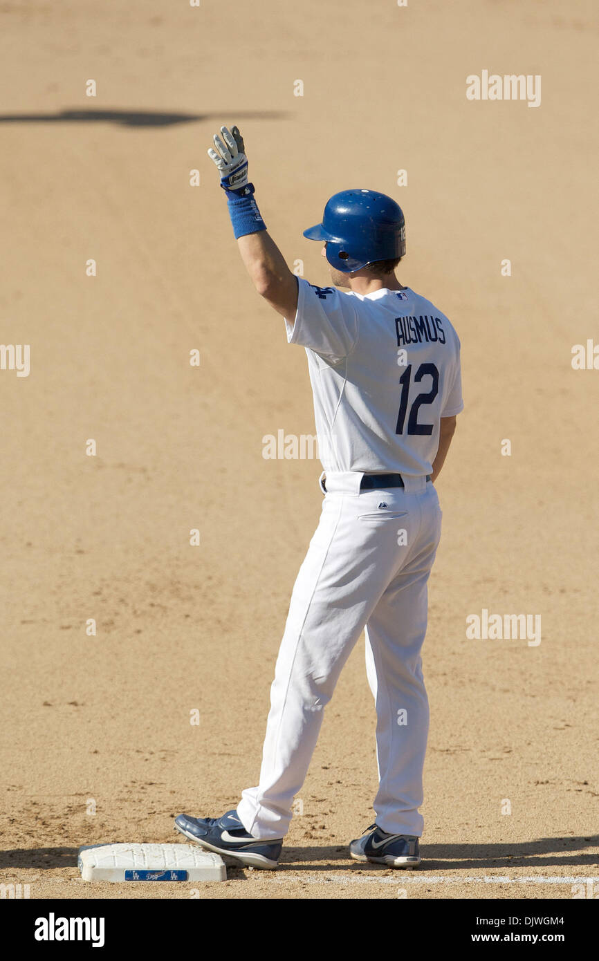 3. Oktober 2010 - Los Angeles, California, Vereinigte Staaten von Amerika - Los Angeles Dodgers Catcher Brad Ausmus (12) herausgegriffen, linken Feld in der Unterseite des achten Inning, seine Finale zu bat und zum Jahresende seine 18-jährige Karriere über drei Goldhandschuhe, Reisen ein All-Star Game und sechs in der Nachsaison.  Wellen, um das Publikum zum letzten Mal. (Kredit-Bild: © Tony Leon/Southcreek Gl Stockfoto