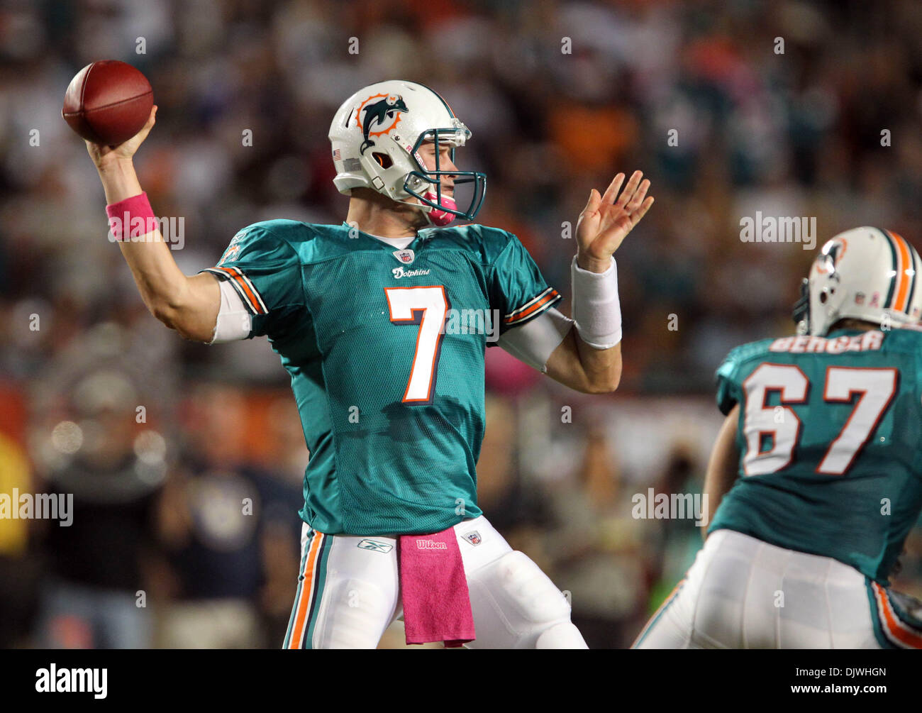 4. Oktober 2010 - West Palm Beach, FL - Florida, USA - Vereinigte Staaten - 100410 (Allen Eyestone/The Palm Beach Post) MIAMI GARDENS, FL. Sun Life Stadium... New England Patriots Vs Miami Dolphins... Delphine QB Chad Henne Tropfen zurück um zu übergeben. (Kredit-Bild: © Palm Beach-Post/ZUMApress.com) Stockfoto