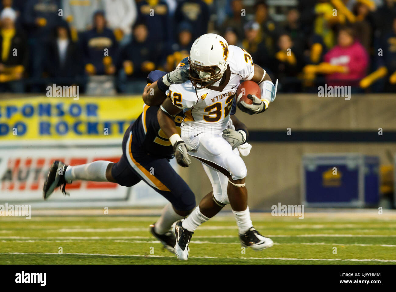 4. Oktober 2010 - Toledo, Ohio, Vereinigte Staaten von Amerika - Toledo defensive Lineman Malcolm Riley (#97) greift Wyoming Runningback Alvester Alexander (#32) im ersten Quartal Spielaktion.  Wyoming besiegte Toledo 20-15 an der Glaskugel. (Kredit-Bild: © Scott Grau/Southcreek Global/ZUMApress.com) Stockfoto