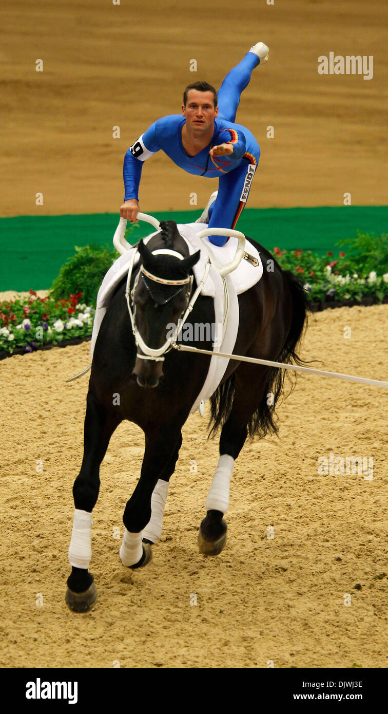 6. Oktober 2010 - fuhr Lexington, KY, USA - Gero Meyer, Deutschland, Grand Gaudino, da nahm er in Runde 1 in der männlichen obligatorische Einzeltest der FEI Vaulting-Weltmeisterschaft bei den Alltech FEI World Equestrian Games in der Alltech Arena im Kentucky Horse Park in Lexington, Kentucky, Mittwoch, 6. Oktober 2010 statt. Meyer hatte die Führung nach Runde 1.  Foto von Charles Bertram Stockfoto 6. Oktober 2010 - fuhr Lexington, KY, USA - Gero Meyer, Deutschland, Grand Gaudino, da nahm er in Runde 1 in der männlichen obligatorische Einzeltest der FEI Vaulting-Weltmeisterschaft bei den Alltech FEI World Equestrian Games in der Alltech Arena im Kentucky Horse Park in Lexington, Kentucky, Mittwoch, 6. Oktober 2010 statt. Meyer hatte die Führung nach Runde 1.  Foto von Charles Bertram Stockfoto