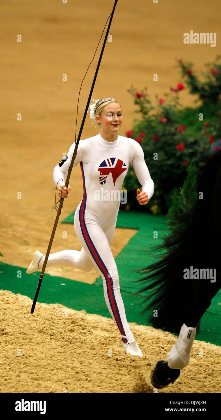 6. Oktober 2010 lief - Lexington, KY, USA - Lucy Phillips, Großbritannien, aus dem Ring nach nahm sie am Pitucelli in Runde 1 im weiblichen einzelnen obligatorischen Test der FEI Vaulting-Weltmeisterschaft bei den Alltech FEI World Equestrian Games in der Alltech Arena im Kentucky Horse Park in Lexington, Kentucky, Mittwoch, 6. Oktober 2010 statt. Foto von Charles Bertram | Personal Stockfoto 6. Oktober 2010 lief - Lexington, KY, USA - Lucy Phillips, Großbritannien, aus dem Ring nach nahm sie am Pitucelli in Runde 1 im weiblichen einzelnen obligatorischen Test der FEI Vaulting-Weltmeisterschaft bei den Alltech FEI World Equestrian Games in der Alltech Arena im Kentucky Horse Park in Lexington, Kentucky, Mittwoch, 6. Oktober 2010 statt. Foto von Charles Bertram | Personal Stockfoto