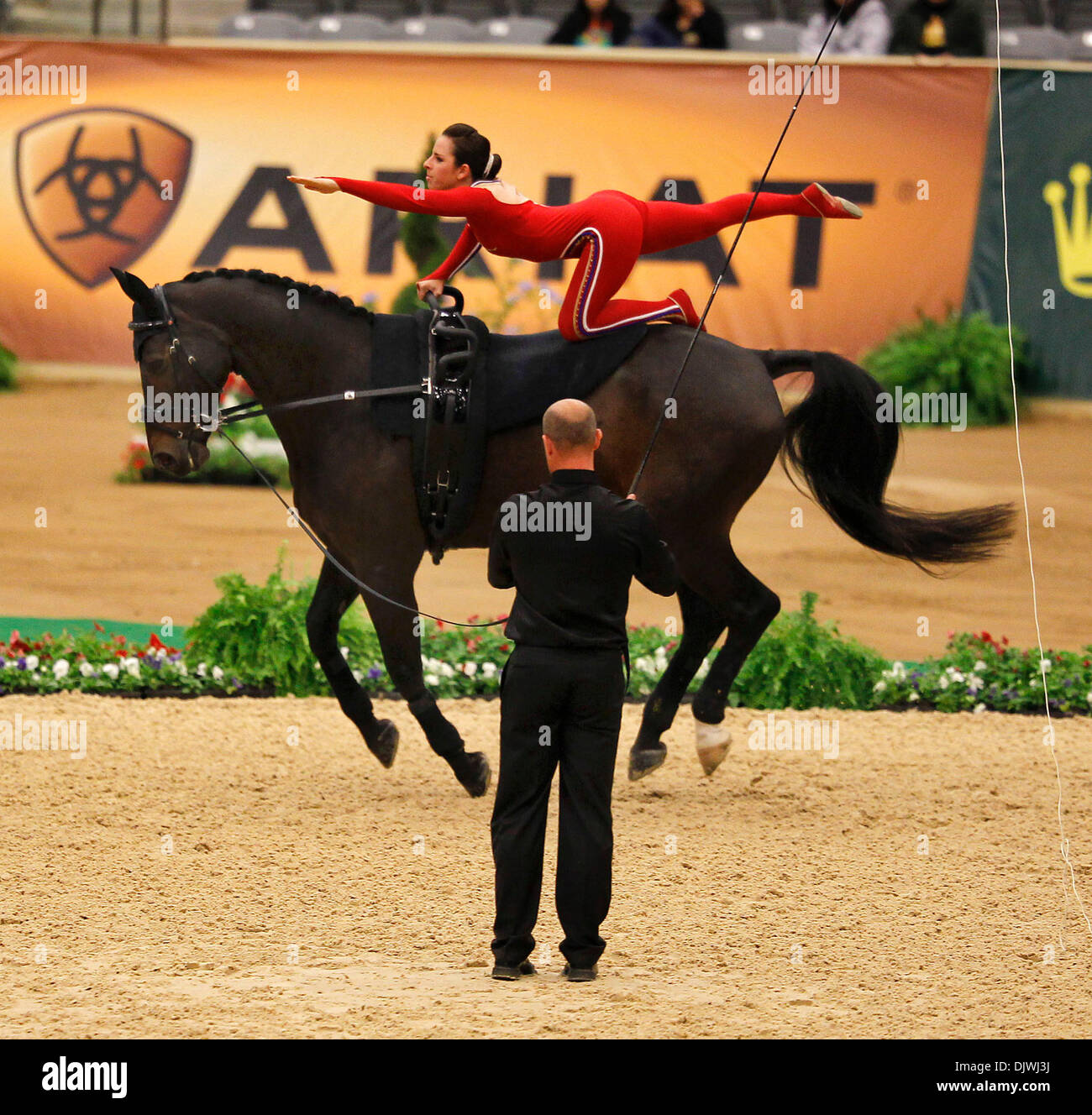 6. Oktober 2010 - Lexington, KY, USA - Megan Benjamin, USA, ritt wie berholte Lasse Kristensen Urfreund Rosengaard geführt, da sie bewarben sich in Runde 1 im weiblichen einzelnen obligatorischen Test der FEI Vaulting-Weltmeisterschaft bei den Alltech FEI World Equestrian Games in der Alltech Arena im Kentucky Horse Park in Lexington, Kentucky, Mittwoch, 6. Oktober 2010 statt. Foto von Charles B Stockfoto 6. Oktober 2010 - Lexington, KY, USA - Megan Benjamin, USA, ritt wie berholte Lasse Kristensen Urfreund Rosengaard geführt, da sie bewarben sich in Runde 1 im weiblichen einzelnen obligatorischen Test der FEI Vaulting-Weltmeisterschaft bei den Alltech FEI World Equestrian Games in der Alltech Arena im Kentucky Horse Park in Lexington, Kentucky, Mittwoch, 6. Oktober 2010 statt. Foto von Charles B Stockfoto