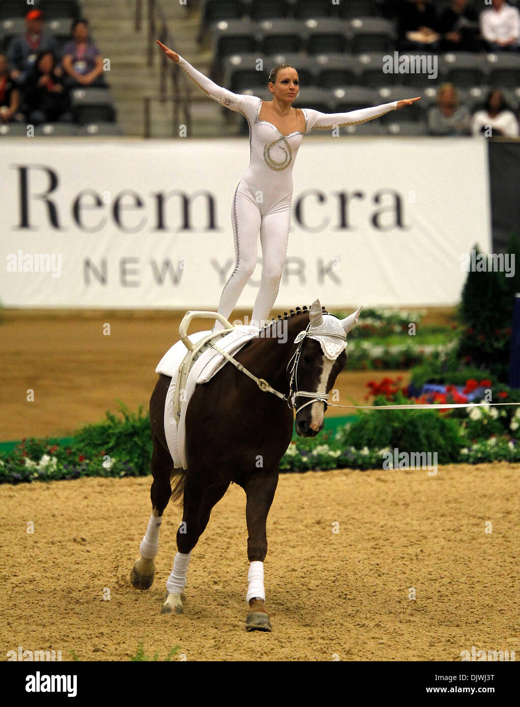 6. Oktober 2010 - war Lexington, KY, USA - Anita Esztergomi, Ungarn, einer der drei ungarischen Reiter, die valeccito, ritt, wie nahm sie in Runde 1 im weiblichen einzelnen obligatorischen Test der FEI Vaulting-Weltmeisterschaft bei den Alltech FEI World Equestrian Games in der Alltech Arena im Kentucky Horse Park in Lexington, Kentucky, Mittwoch, 6. Oktober 2010 statt. Foto von Charle Stockfoto 6. Oktober 2010 - war Lexington, KY, USA - Anita Esztergomi, Ungarn, einer der drei ungarischen Reiter, die valeccito, ritt, wie nahm sie in Runde 1 im weiblichen einzelnen obligatorischen Test der FEI Vaulting-Weltmeisterschaft bei den Alltech FEI World Equestrian Games in der Alltech Arena im Kentucky Horse Park in Lexington, Kentucky, Mittwoch, 6. Oktober 2010 statt. Foto von Charle Stockfoto