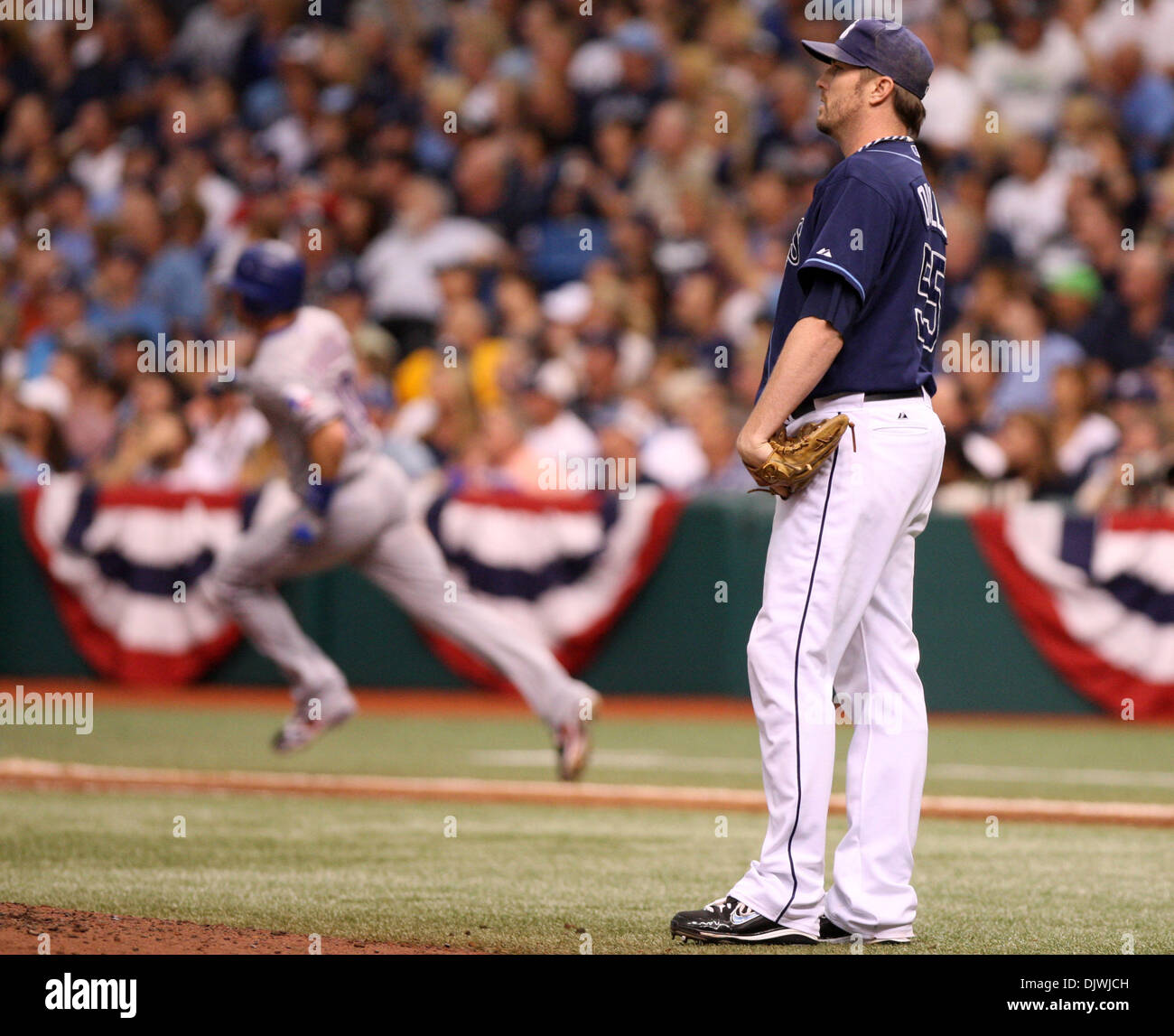 7. Oktober 2010 - St. Petersburg, FL, USA - JAMES BORCHUCK |   Times.SP 329173 BORC rays 17 (07.10.10) (St. Petersburg, FL) Michael Young runden basiert auf einem drei laufen Homer als Chad Qualls in der fünften während der Tampa Bay Rays-Spiel gegen die Texas Rangers im Tropicana Field Donnerstag, 7. Oktober 2010 Uhren.     [JAMES BORCHUCK Mal] (Kredit-Bild: © St. Petersburg Times / ZUMApre Stockfoto