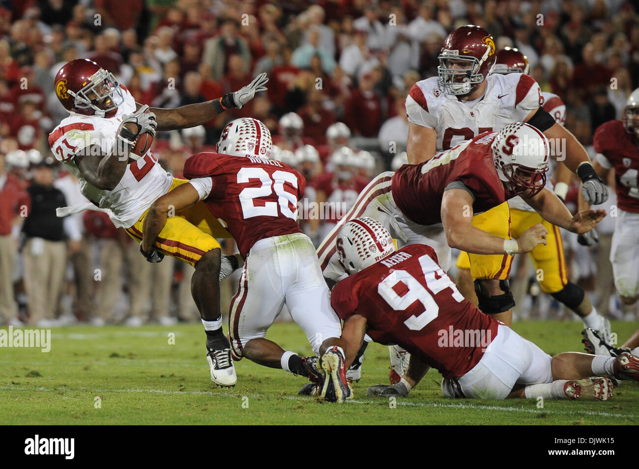 9. Oktober 2010 - Stanford, Kalifornien, Vereinigte Staaten von Amerika - Stanford Cardinal Sicherheit Delano Howell (26) senkt USC Trojans Runningback Allen Bradford (21) während der NCAA Spiel zwischen der Stanford Cardinal und die USC Trojans Stanford Stadium.  Stanford schlagen USC 37-35 auf einem letzten zweiten Field Goal. (Kredit-Bild: © Matt Cohen/Southcreek Global/ZUMApress.com) Stockfoto