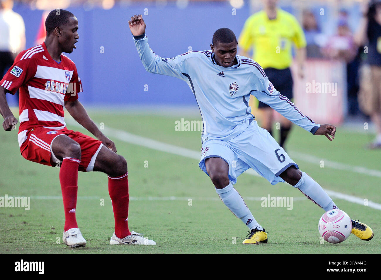 9. Oktober 2010 - Frisco, Texas, Vereinigte Staaten von Amerika - Colorao Rapids Mittelfeld Anthony Wallace #5 hält den Ball in Grenzen, da FC Dallas ungeschlagen zu 19 Spiele erweitert wird, wie das Spiel endet mit einem 2: 2 gegen die Colorado Rapids im Pizza Hut Park in Frisco, Texas Unentschieden. (Kredit-Bild: © Steven Leija/Southcreek Global/ZUMApress.com) Stockfoto