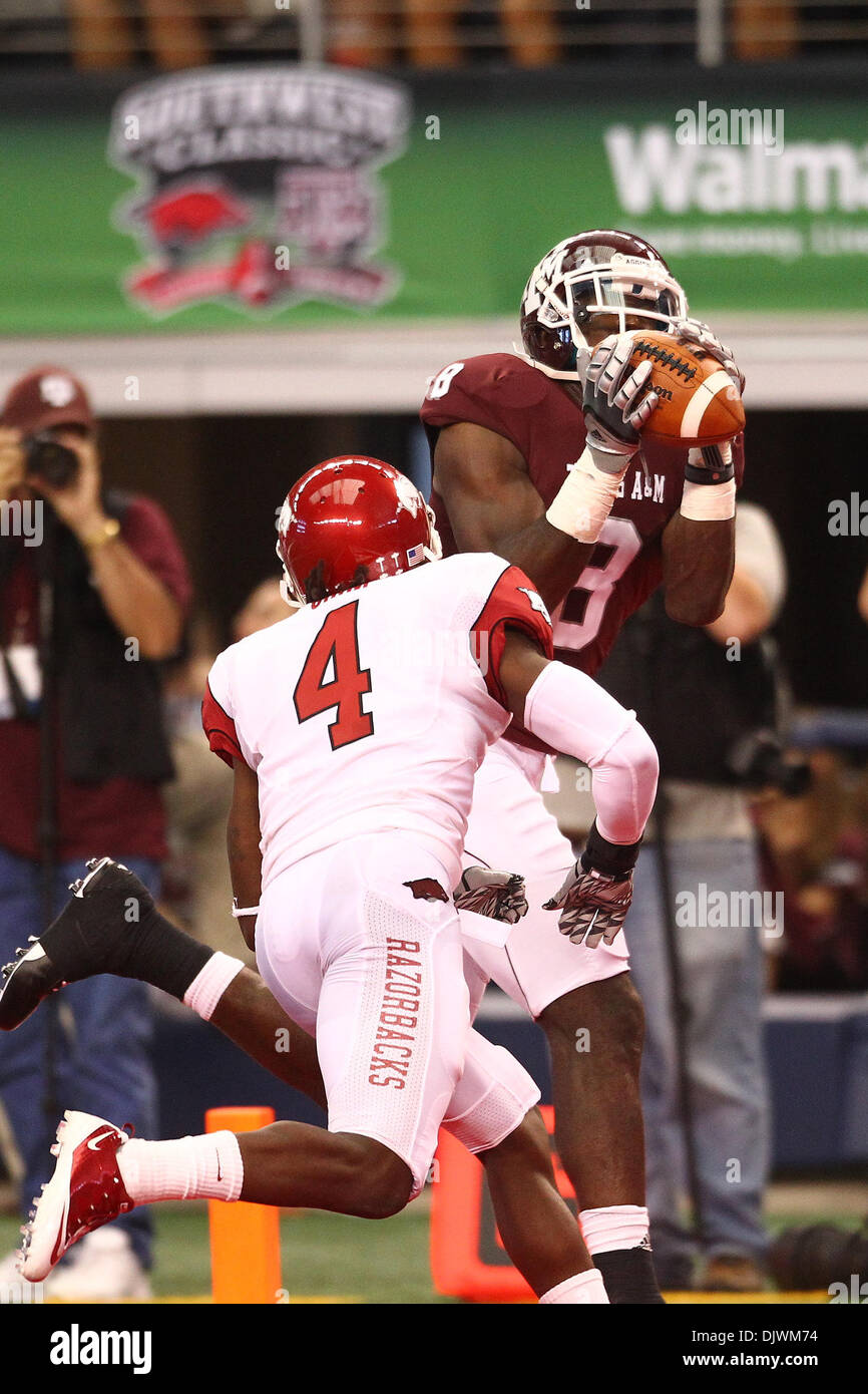 9. Oktober 2010 - Arlington, Texas, Vereinigte Staaten von Amerika - 9. Oktober 2011:. Texas A & M Aggies WR Jeff Fuller (#8) fängt einen 31-Yard-Touchdown-Pass spät im zweiten Quartal über den Kopf des Arkansas Razorbacks S Rudell Crim (#4). Die Arkansas Razorbacks besiegte die Texas A & M Aggies 24-17 im Cowboys Stadium in Arlington, TX. (Kredit-Bild: © Anthony Vasser/Southcreek Global/ZU Stockfoto