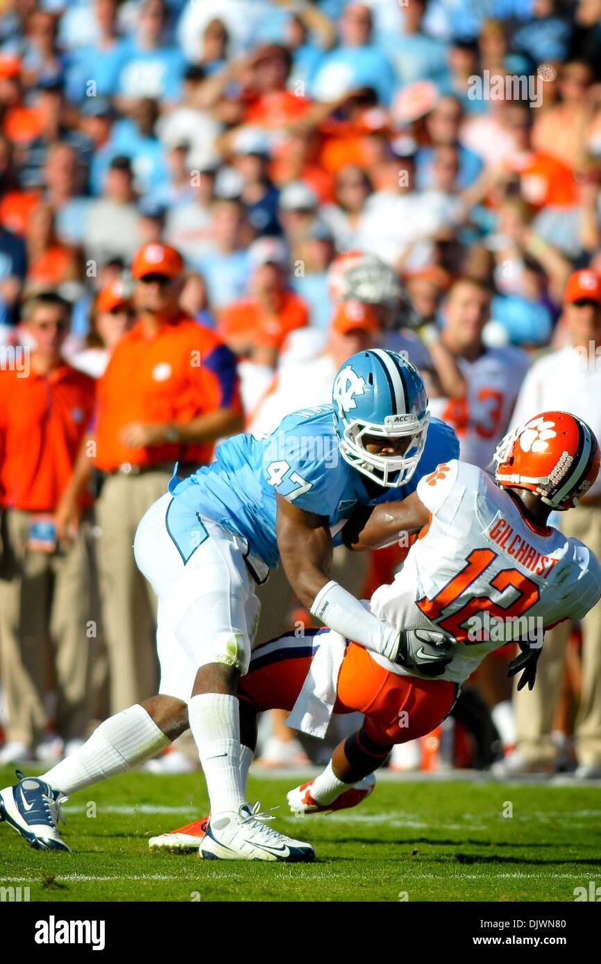 9. Oktober 2010 North Carolina - Chapel Hill, North Carolina, Vereinigte Staaten von Amerika - Verteidigungslinie Backer Zach Brown (# 47) macht ein hart getroffen zu bekämpfen. North Carolina Niederlagen Clemson 21-16 Kenan Stadium in Chapel Hill, North Carolina. (Kredit-Bild: © Anthony Barham/Southcreek Global/ZUMApress.com) Stockfoto