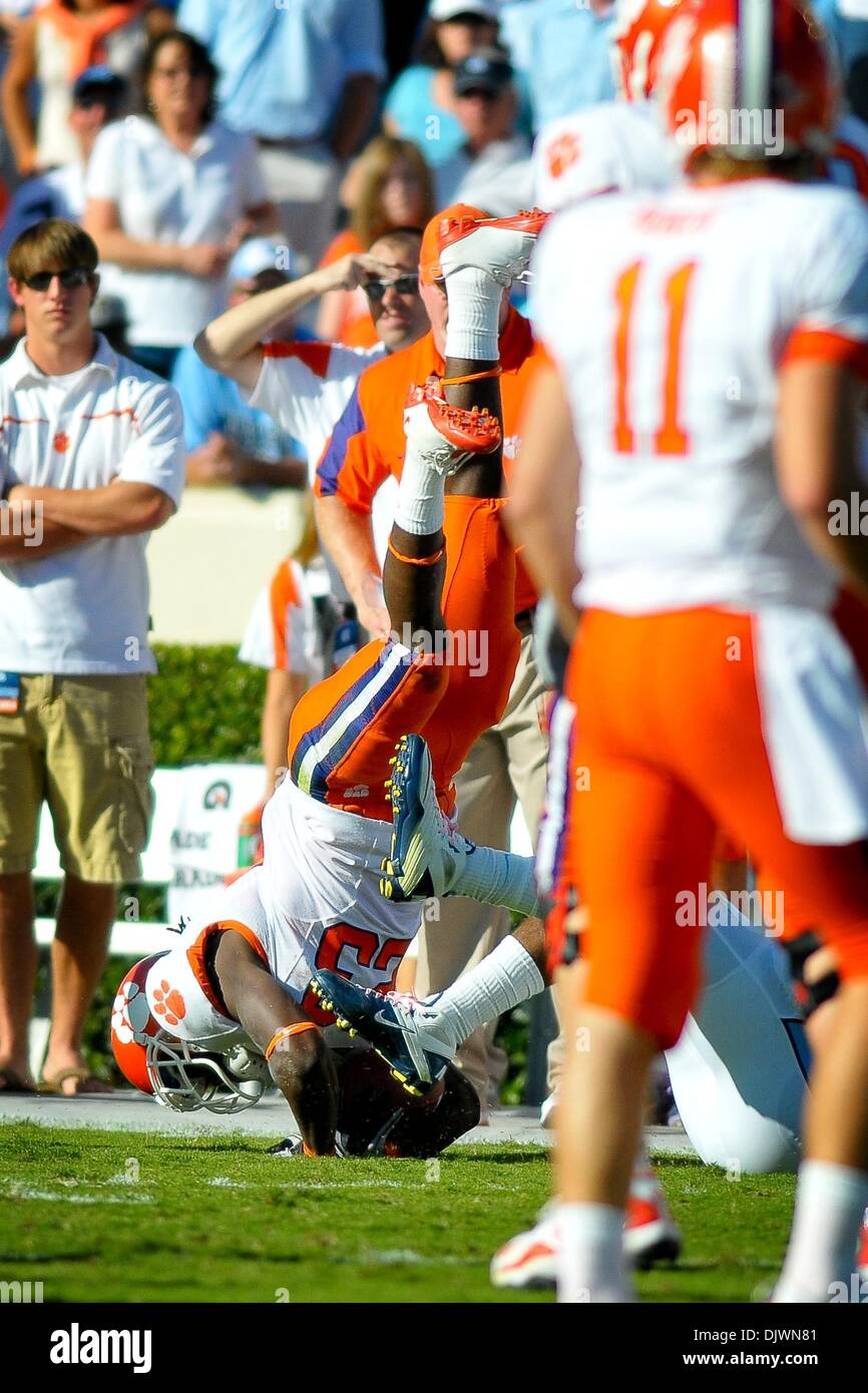 9. Oktober 2010 - Chapel Hill, North Carolina, Vereinigte Staaten von Amerika - Clemson Runningback Andre Ellington (# 23) hart getroffen. North Carolina Niederlagen Clemson 21-16 im Spiel Kenan Stadium in Chapel Hill, North Carolina. (Kredit-Bild: © Anthony Barham/Southcreek Global/ZUMApress.com) Stockfoto