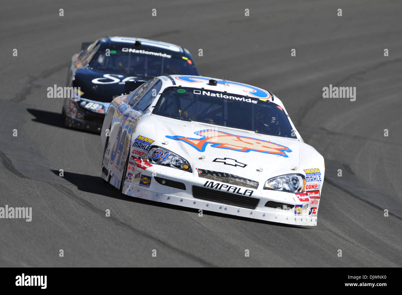 9. Oktober 2010 - Fontana, Kalifornien, Vereinigte Staaten von Amerika - Tony Raines in #34 Long John Silvers Chevrolet fährt vor Brian Scott # 09 Shore Lodge Ford während der Nationwide Series Camping Welt 300 auf Auto Club Speedway. (Kredit-Bild: © Andrew Fielding/Southcreek Global/ZUMApress.com) Stockfoto