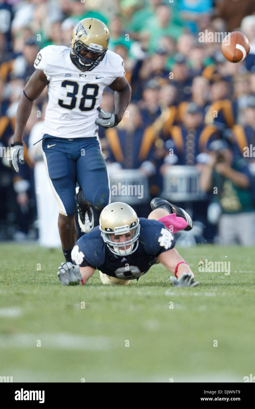 9. Oktober 2010 - South Bend, Indiana, Vereinigte Staaten von Amerika - Notre-Dame-Tight-End Kyle Rudolph (#9) versucht Tauchen Fang über Pittsburgh Linebacker Greg Williams (#38) während der NCAA Football Spiel zwischen Pittsburgh und Notre Dame zu machen. Die Notre Dame Fighting Irish besiegte den Pittsburgh Panthers 23-17-Spiel im Stadion von Notre Dame in South Bend, Indiana. (Kredit-Bild: © Joh Stockfoto