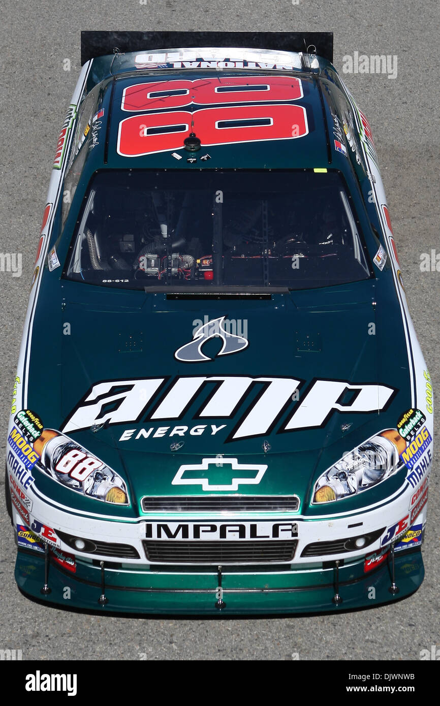 9. Oktober 2010 - Fontana, Kalifornien, Vereinigte Staaten von Amerika - Sprint-Cup-Serie Treiber Dale Earnhardt Jr. in den Amp Energy Saft / National Guard #88 Auto aus der Garage zieht und geht für ein paar Trainingsrunden während der Pepsi Max 400-Praxis auf der Auto Club Speedway. (Kredit-Bild: © Brandon Parry/Southcreek Global/ZUMApress.com) Stockfoto