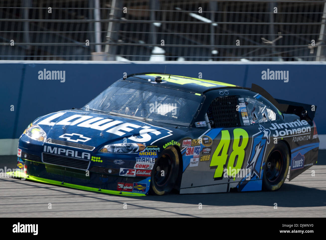 9. Oktober 2010 läuft - Fontana, Kalifornien, Vereinigte Staaten von Amerika - sprinten Sie Schale Reihe Fahrer Jimmie Johnson in der Lowe #48 Auto ein paar Runden während der Pepsi Max 400-Praxis auf der Auto Club Speedway. (Kredit-Bild: © Brandon Parry/Southcreek Global/ZUMApress.com) Stockfoto