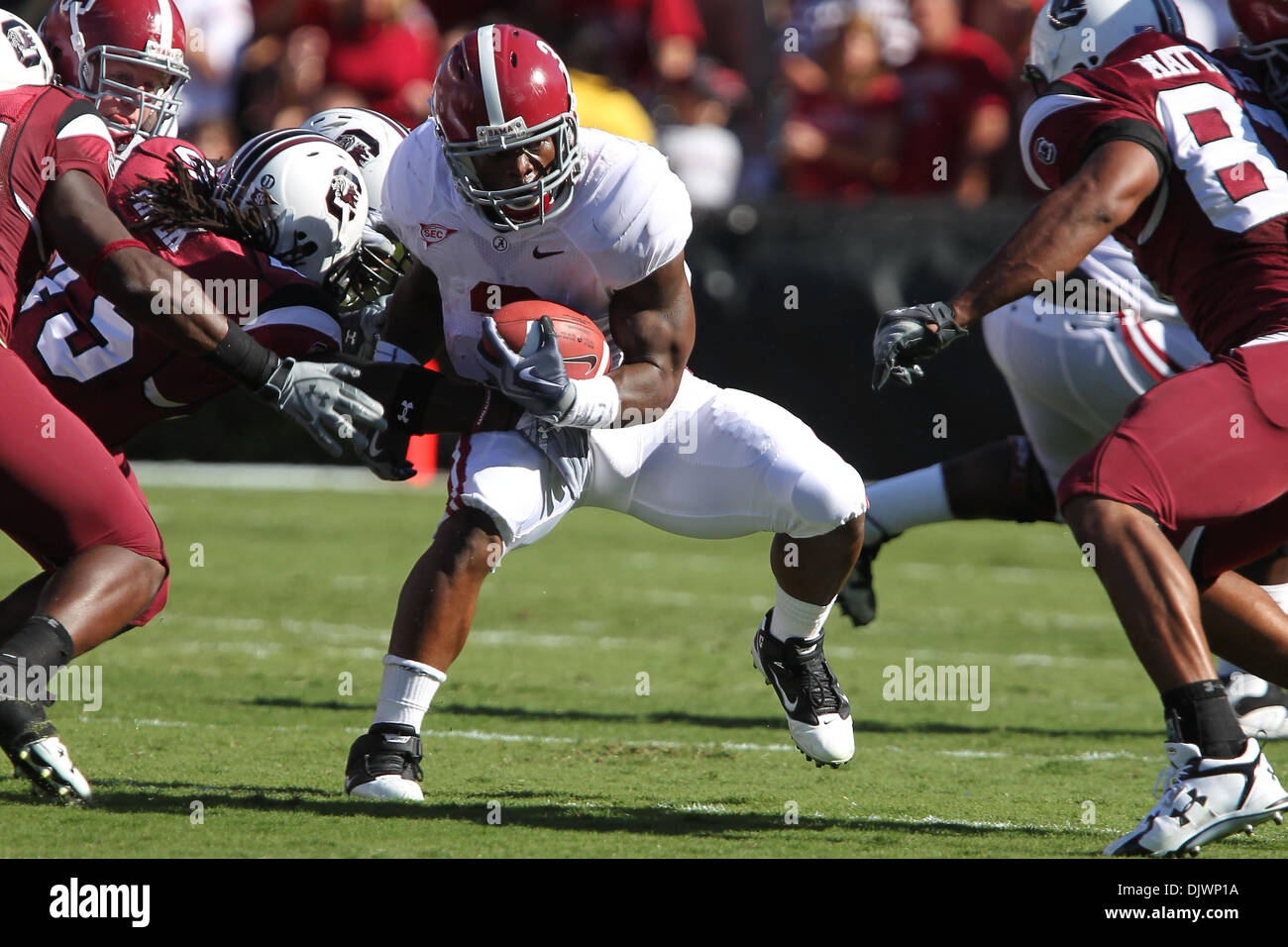 9. Oktober 2010 - Columbia, South Carolina, Vereinigte Staaten von Amerika - Alabama Crimson Tide Runningback Trent Richardson (3) hat nirgendwo zu gehen als South Carolinas Verteidigung Schwärme. South Carolina Gamecocks Linebacker Rodney Paulk (45) und South Carolina Gamecocks-Tight-End Gerechtigkeit Cunningham (87) für die Station kommen. South Carolina führt 21 über Alabama 9 bei der Hälfte. (Bild Kredit: Stockfoto