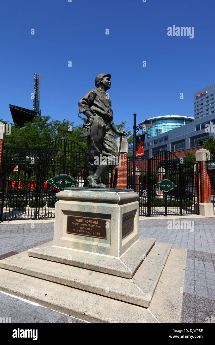 Babe Ruth "Babe es Dream" Statue außerhalb Oriole Park (Haus von Baltimore Orioles), Hilton Hotel im Hintergrund, Baltimore, USA Stockfoto