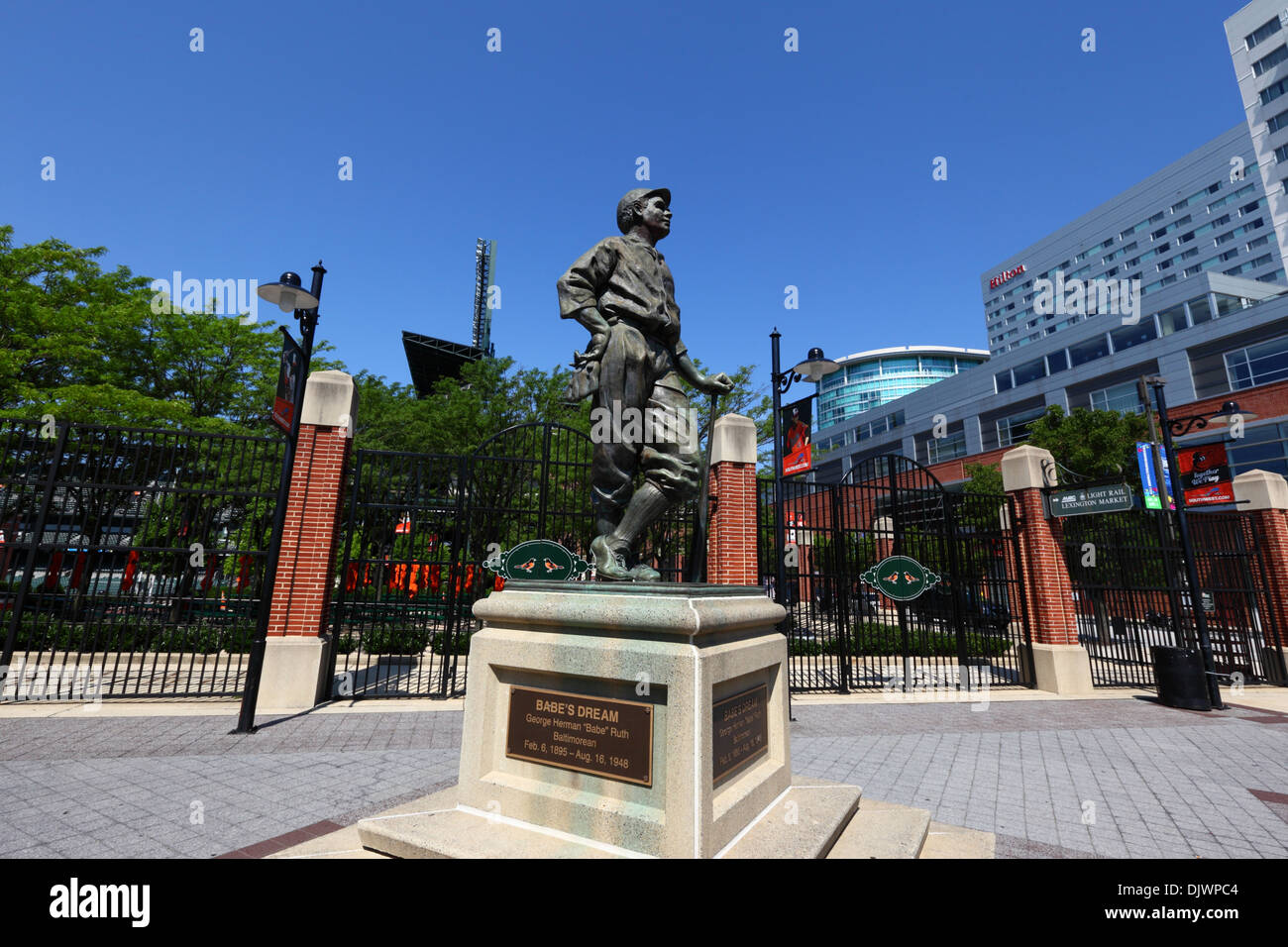 Babe Ruth "Babe es Dream" Statue außerhalb Oriole Park (Haus von Baltimore Orioles), Hilton Hotel im Hintergrund, Baltimore, USA Stockfoto