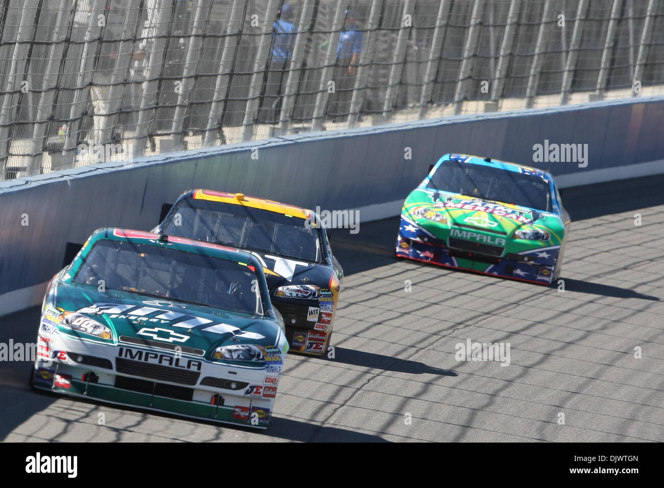 10. Oktober 2010 - Fontana, Kalifornien, Vereinigte Staaten von Amerika - Sprint-Cup-Serie Treiber Dale Earnhardt Jr. in den Amp Energy Saft / National Guard #88 Auto führt die Verfolgergruppe während Pepsi Max 400 auf der Auto Club Speedway. (Kredit-Bild: © Brandon Parry/Southcreek Global/ZUMApress.com) Stockfoto